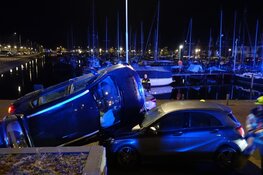 Auto rijdt van dijk af in Medemblikse haven en zorgt voor enorme ravage