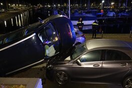 Auto rijdt van dijk af in Medemblikse haven en zorgt voor enorme ravage
