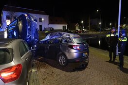 Auto rijdt van dijk af in Medemblikse haven en zorgt voor enorme ravage
