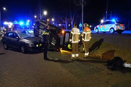 Auto rijdt van dijk af in Medemblikse haven en zorgt voor enorme ravage