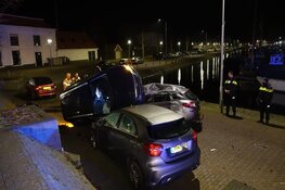 Auto rijdt van dijk af in Medemblikse haven en zorgt voor enorme ravage