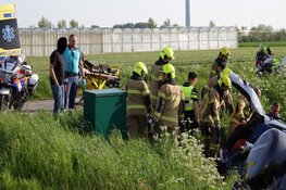 Twee auto&#39;s in de sloot na botsing in Andijk