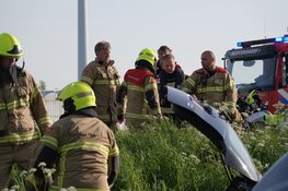 Twee auto&#39;s in de sloot na botsing in Andijk