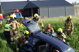 Twee auto&#39;s in de sloot na botsing in Andijk