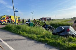 Twee auto&#39;s in de sloot na botsing in Andijk