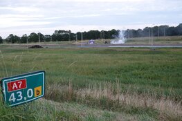 A7 grotendeels afgesloten door brandende hooibalen, banden en asbest