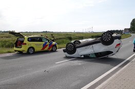 Auto op de kop bij ongeluk op provinciale weg in Zwaagdijk