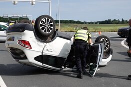 Auto op de kop bij ongeluk op provinciale weg in Zwaagdijk
