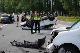 Auto op de kop bij ongeluk op provinciale weg in Zwaagdijk