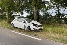 Auto tegen boom in Wervershoof, bestuurder gewond