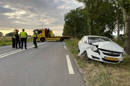 Auto tegen boom in Wervershoof, bestuurder gewond