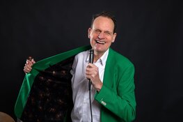 Cabaretier Vincent Bijlo geeft eindejaarsconference in Spanbroek: "Humor brengt meer dan ooit verlichting"