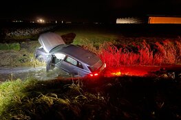 Gladheid in de provincie: Auto te water in Andijk