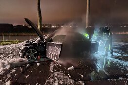 Auto vliegt in brand tijdens het rijden in Opperdoes