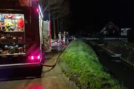 Auto vliegt in brand tijdens het rijden in Opperdoes