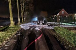 Auto vliegt in brand tijdens het rijden in Opperdoes
