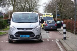 Taxi en auto botsen in Andijk