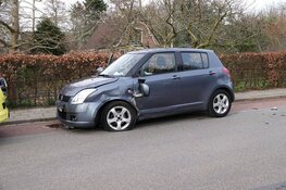 Taxi en auto botsen in Andijk