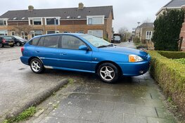 Brokkenpiloot beschadigt auto's bij uitparkeren