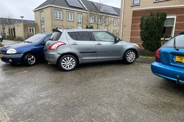 Brokkenpiloot beschadigt auto's bij uitparkeren