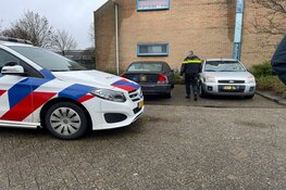 Brokkenpiloot beschadigt auto's bij uitparkeren