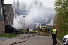 Brand in schuur in Medemblik, slaat over naar woning