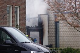 Brand in schuur in Medemblik, slaat over naar woning