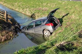 Auto te water na aanrijding in Andijk