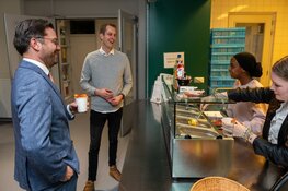 Leerlingen SG De Dijk overtuigen burgemeester Pijl: “Gezond eten is een basis voor de rest van je leven”