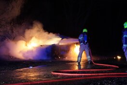 Auto door brand verwoest op parkeerplaats Het Streekbos