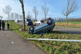 Auto over de kop bij eenzijdig ongeval in Wervershoof