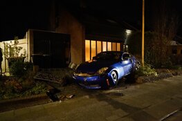 Auto in voortuin bij ongeluk in Wervershoof