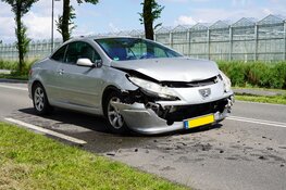 Automobilist onder invloed rijdt tegen bestelbus pakketbezorger