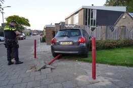 Automobiliste zonder rijbewijs tegen muurtje gereden in Medemblik