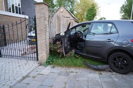 Automobiliste zonder rijbewijs tegen muurtje gereden in Medemblik