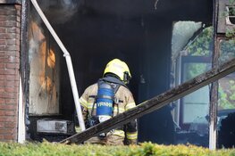 Rijtjeswoning in Wervershoof volledig uitgebrand