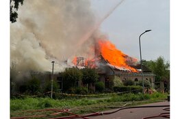 Brand in stolpboerderij in Zwaagdijk-West