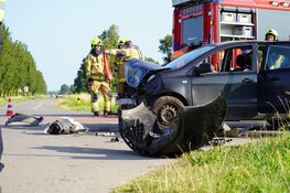 Auto te water na aanrijding in Andijk