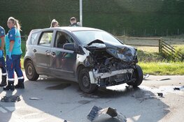 Auto te water na aanrijding in Andijk