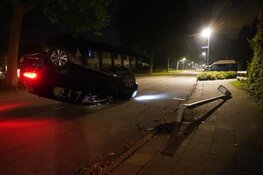 Auto over de kop bij eenzijdig ongeval in Andijk