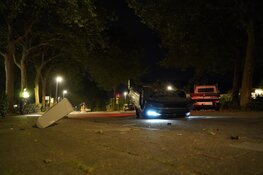 Auto over de kop bij eenzijdig ongeval in Andijk