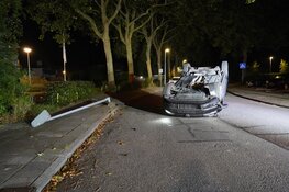 Auto over de kop bij eenzijdig ongeval in Andijk