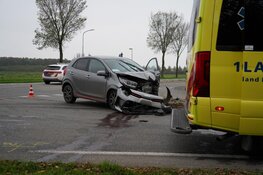 Ongeluk met veel schade op beruchte kruising in Wervershoof