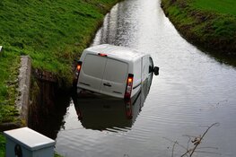 Bestelbus te water in Wervershoof