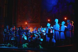 Het Oeral Kozakkenkoor zingt Slavische liederen in kerstig Twisk