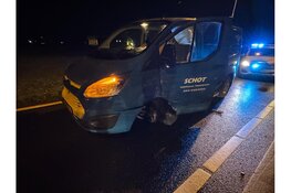 Botsing auto en busje op N240 in Wervershoof