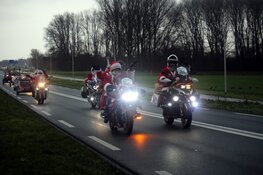 Honderd kerstmannen- en vrouwen op de motor voor Santa Máxima