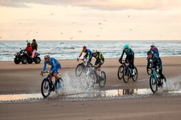 Hattrick Hero Dupont sprint zich in recordtijd in illuster rijtje tijdens de GP Groot Egmond-Pier-Egmond 2025