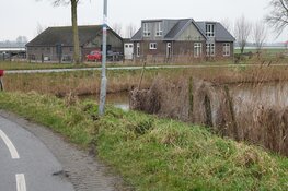 Onder invloed zijnde automobilist vliegt uit bocht in Oostwoud