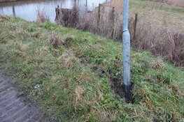 Onder invloed zijnde automobilist vliegt uit bocht in Oostwoud